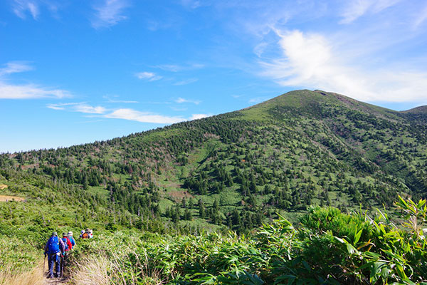 登山コースから望む赤岳