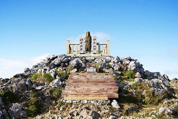 山頂のヤマトタケル像