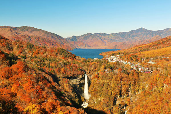 明智平展望台から望む華厳の滝と中禅寺湖