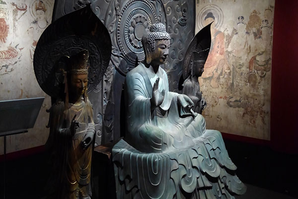 金堂の釈迦三尊像の複製品